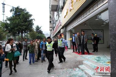 女子爆料石墩堵门视频,真相背后引关注